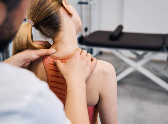 l'ostéopathie peut être une option valable pour le soulagement des douleurs au cou. Son approche holistique et ses techniques manuelles