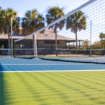 Construction terrain de tennis en gazon synthétique Toulon : Service Tennis propose-t-il des solutions pour réduire le bruit sur les courts situés dans des zones résidentielles ?