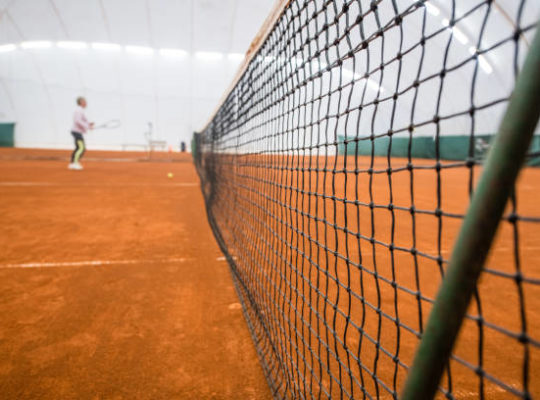 La rénovation d'un court de tennis à Nice dans les Alpes-Maritimes est un projet complexe qui nécessite une préparation minutieuse