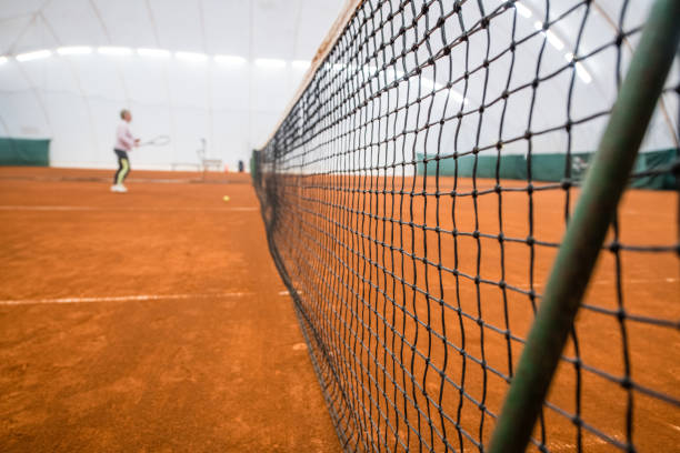 La rénovation d'un court de tennis à Nice dans les Alpes-Maritimes est un projet complexe qui nécessite une préparation minutieuse