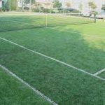 Quelle entreprise est en charge de la construction du court de tennis à Bourg-en-Bresse?