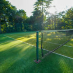 Choisir le Meilleur Type de Gazon Synthétique pour la Construction d’un Court de Tennis à Garches