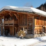 Comment le chalet de luxe en bois à Combloux Chalet Thural crée-t-il un cadre idéal pour des retrouvailles familiales ou des escapades entre amis ?