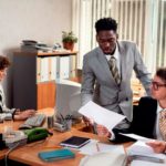 Un huissier de justice à Lyon peut-il intervenir le week-end ou en soirée ?