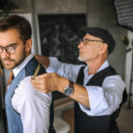 Comment harmoniser un costume de mariage à Lyon avec les accessoires du marié ?